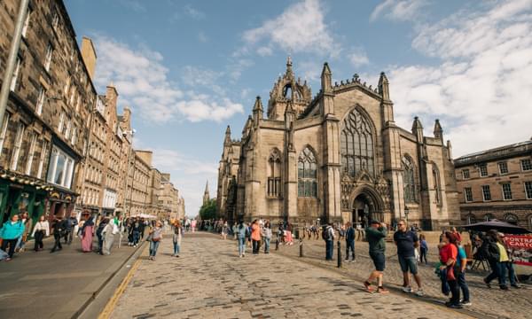 A fisheye view of the Royal Mile, including the St Giles Cathedral, a large Gothic church